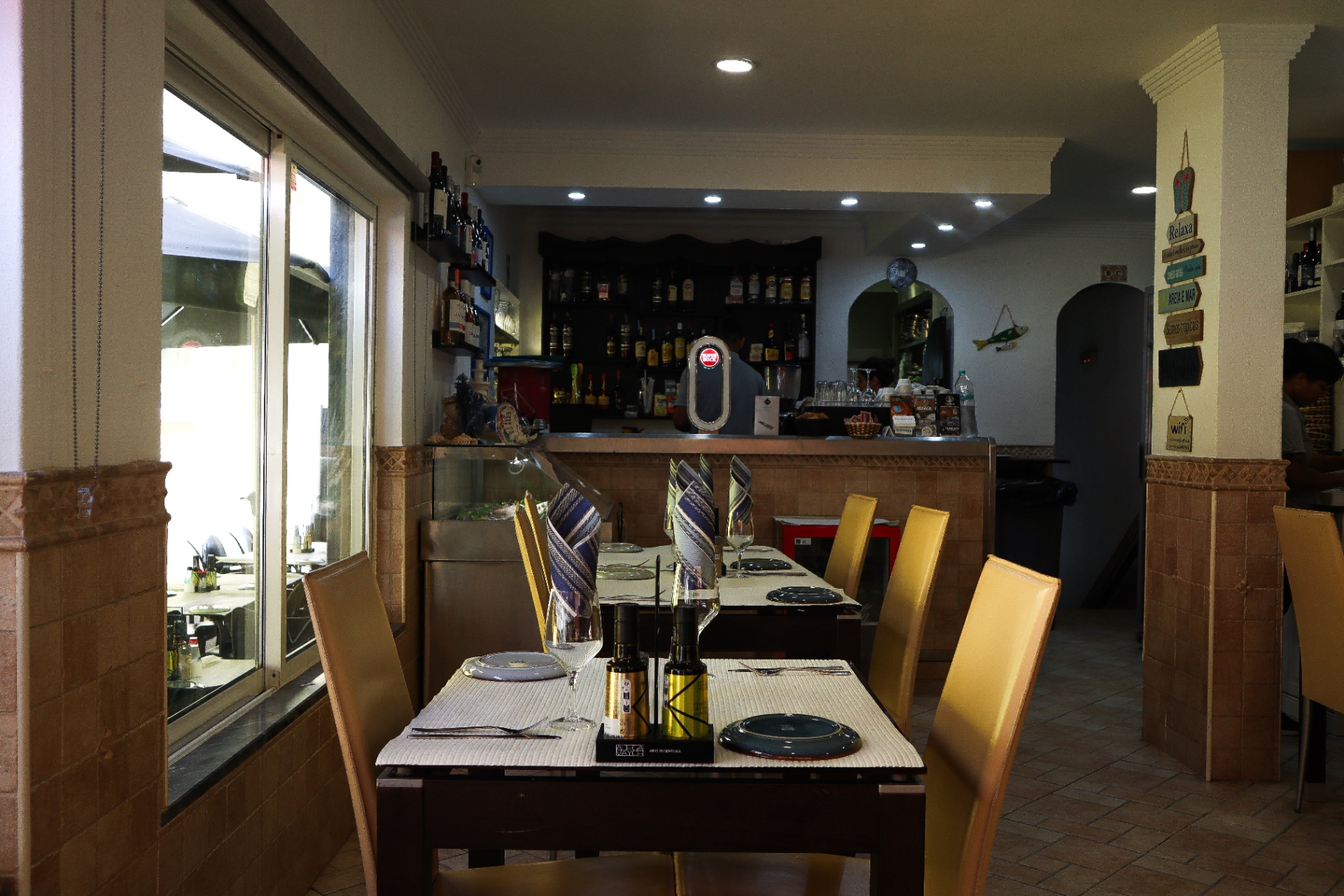 Esplanada do Restaurante Davi à beira-mar em Armação de Pêra